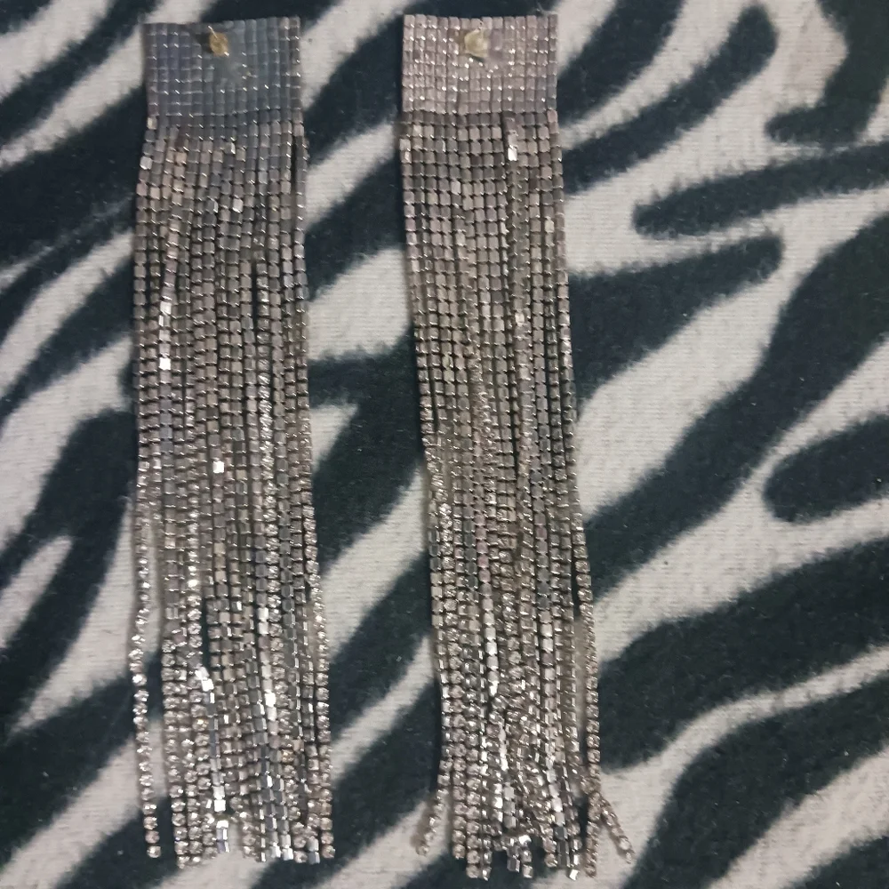 Women silver rhinestone fashion fringe long earrings - Picture 6 of 7